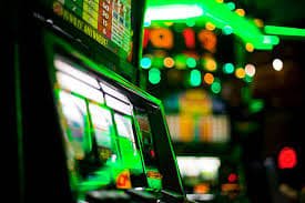 MMK ငွေသွင်းပြီး Slot ဂိမ်း ကစားနေသောမြင်ကွင်း